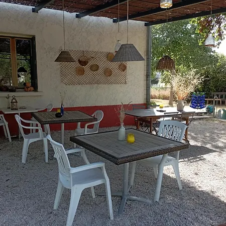 L'esperluette En Camargue Uchaud